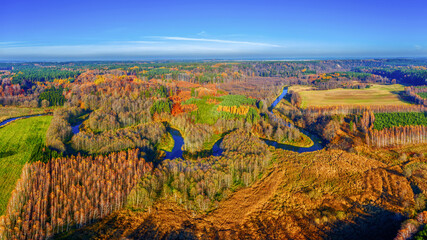 Meandrująca rzeka Łyna na Warmii w północno-wschodniej Polsce  © Janusz Lipiński