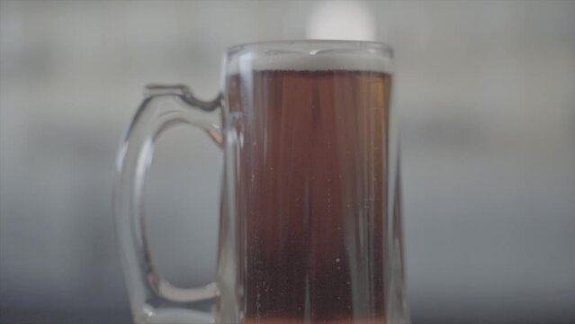 tarro de cerveza obscura ambar