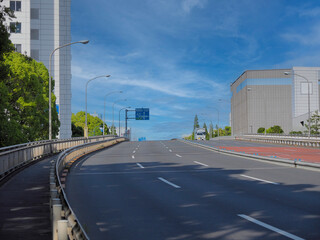 Fototapeta na wymiar 東京の道路と道路橋。埋立地の道路。