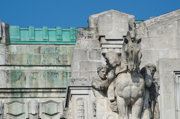 Obraz premium Milan, Italy - Esterior detail of the railway station palace