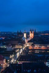 Fototapeta premium Würzburg in schönem Licht zur blauen Stunde.