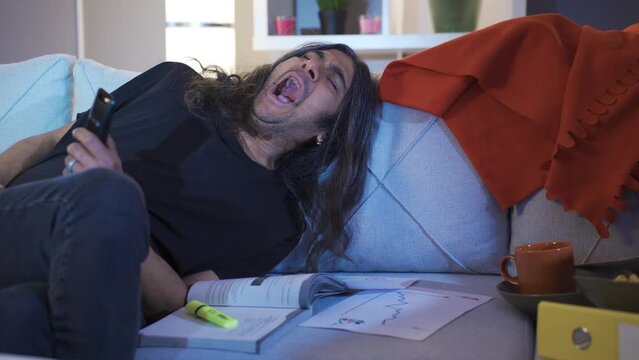 Lazy and messy reckless man.
The lazy man watching TV at the end of the day is itchy and sleepy.
