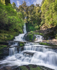 Fototapeta na wymiar Wasserfall in der Natur Neuseelands.