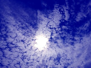 印象的な雲と空　雲間から太陽の光