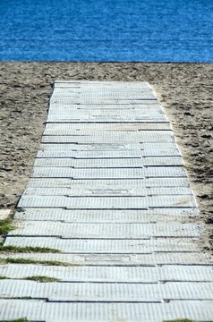Sendero hacia el mar en la Playa de la Misericordia, Malaga, Costa del Sol, Andalucia, Espa&ntilde;a
