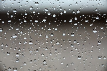 Gotas de lluvia en un cristal tras un día de lluvia en Malaga, Andalucia, España