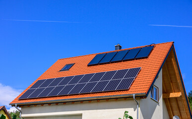 Solardach auf neuem Einfamilienhaus vor blauem Himmel