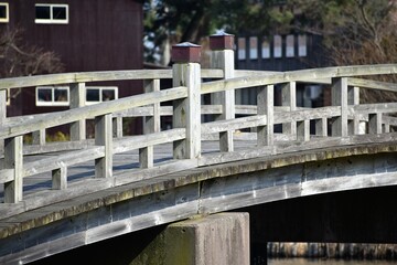 びわ湖と水路でつながる乙女が池に架かる太鼓橋