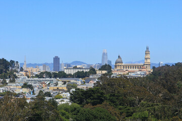 Fototapeta na wymiar University of San Francisco with Modern Downtown Skyline in the Background