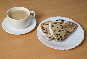 rosinen mandel stollen mit kaffee