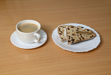 rosinen mandel stollen mit kaffee