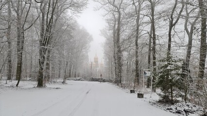 Fototapeta na wymiar Russisch Orthodoxe Kirche im Schneegestöber