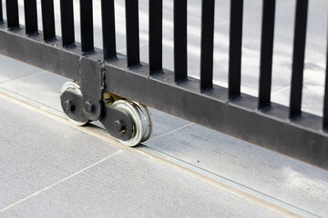 Slide door with wheel bearing, metal casters on steel tracks