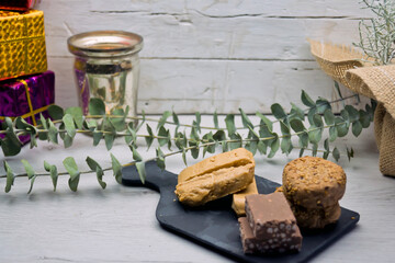 Pequeña bandeja con postres típicos navideños: turrones y polvorones