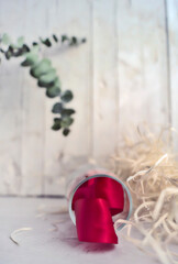 Copa de champan con cinta roja