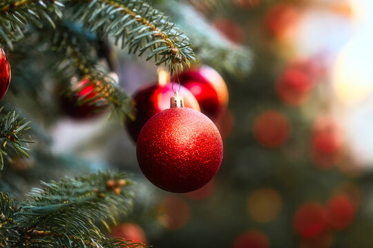 Weihnachtskugeln auf einem Christbaum. Weihnachts Dekoration.