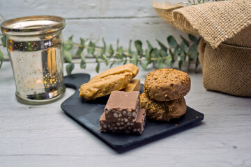 Pequeña bandeja con postres típicos navideños: turrones y polvorones