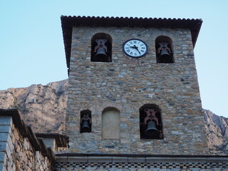 campanario románico del monasterio de santa maría de alaón, base cuadrada, cino arcos de medio punto, cuatro campanas de diferentes tamaños, reloj esférico, sopeira. huesca, españa, europa  