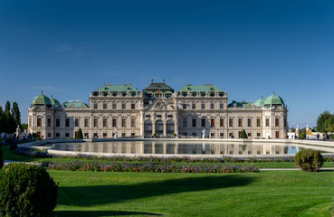Obraz premium view of the gardens and the Upper Belvedere Palace in downtown Vienna