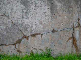 Risse an einer Wand aus Stahlbeton