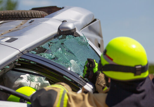 Feuerwehr leistet technische Hilfeleistung bei Unfall