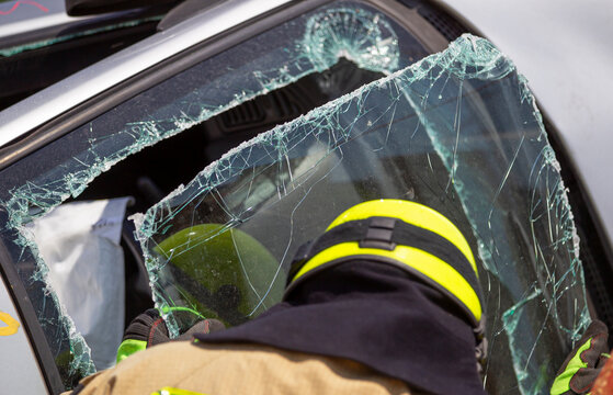 Feuerwehr leistet technische Hilfeleistung bei Unfall