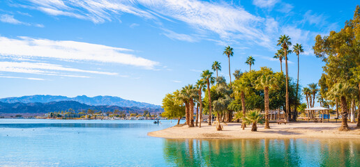 Obraz premium Tranquil lakefront walking trail landscape at Lake Havasu and turquoise-colored water in Havasu City, Arizona