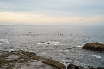 湘南の海でSUPサーフィンする人々