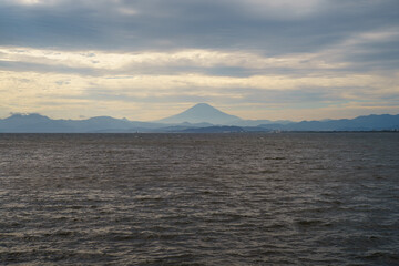 Naklejka na ściany i meble 暗い海の向こうに見える青い富士山