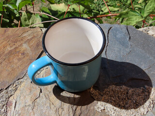 Mug à café vide sur une table en pierre