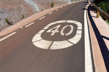 Droga z namalowanym limitem prędkości 40 km.h