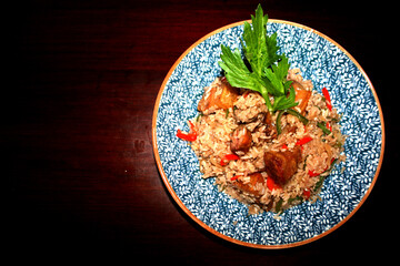 Plato gourmet exquisito con vegetales salteados en fondo de madera espacio para texto 