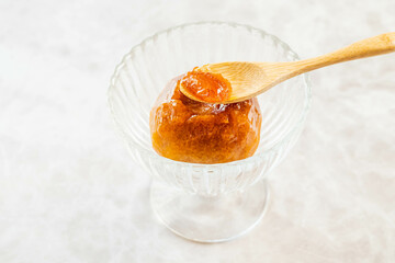 スプーンですくって食べる冷凍柿