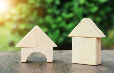 Obraz na płótnie Canvas miniature wood house model on wood and green natural background. 