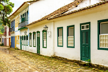 Rua bucolica com calçamento de pedras e casas historicas em estilo colonial da epoca do imperio na cidade de Paraty no litoral do Rio de Janeiro