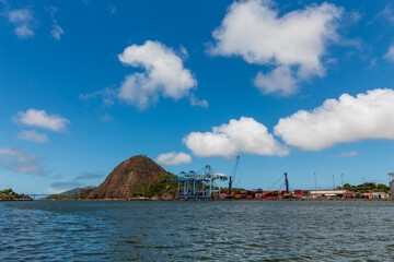 Fototapeta premium porto com vista para o Morro do Penedo, Vila Velha, Vitória, Espirito Santo, Brasil Rio Santa Maria
