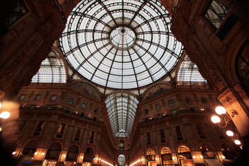 Obraz premium View towards round domed celling inside famous shopping center. Selective focus