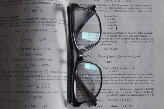 Un par de lentes sobre un libro de matem&aacute;ticas (&aacute;lgebra lineal)