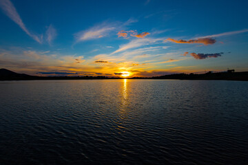 Naklejka premium sunset over the lake