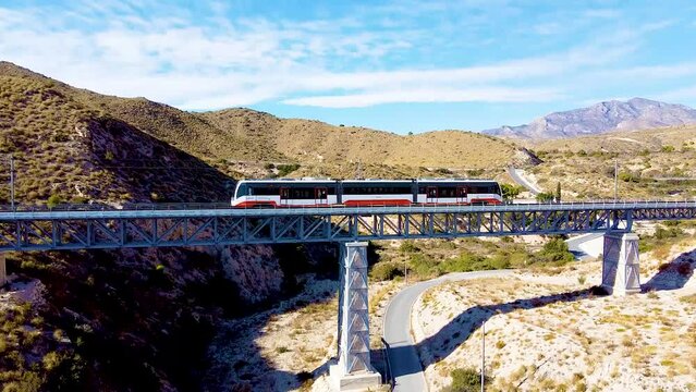 Toma a&eacute;rea de un tren pasado sobre un puente de hierro sobre un barranco