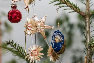 Fototapeten Strohsterne und Weihnachtskugeln - Baumbehang © alho007
