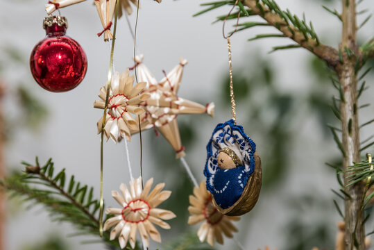 Strohsterne und Weihnachtskugeln - Baumbehang