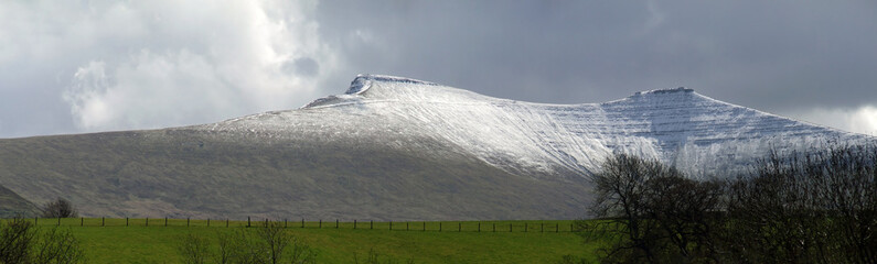 The twin summits of Pen y Fan and Corn Du, the highest mountains in southern Britain in the Brecon Beacons National Park, Powys, Wales, UK - obrazy, fototapety, plakaty