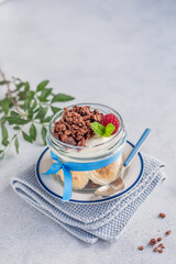 Domowe, zdrowe śniadanie. Naturalny grecki jogurt  z czekoladowym musli, bananami i malinami.