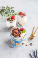 Domowe, zdrowe śniadanie. Naturalny grecki jogurt  z czekoladowym musli, bananami i malinami. © Dorota