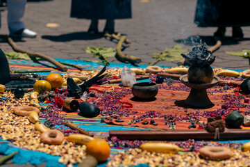 Fototapeta premium Ritual indígena andino en Otavalo Ecuador Sur America donde comparten alimentos de la tierra comida entre todos los indígenas otavalos