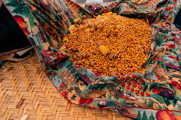 Fototapeta premium Ritual indígena andino en Otavalo Ecuador Sur America donde comparten alimentos de la tierra comida entre todos los indígenas otavalos