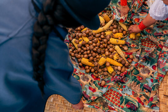Ritual ind&iacute;gena andino en Otavalo Ecuador Sur America donde comparten alimentos de la tierra comida entre todos los ind&iacute;genas otavalos