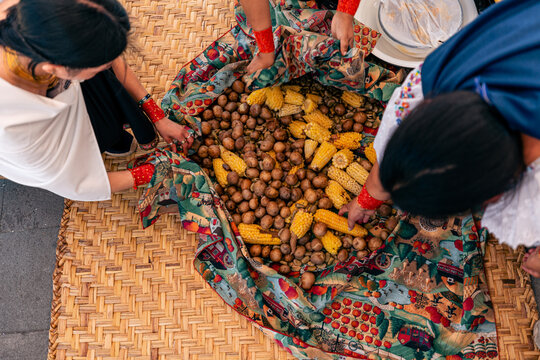 Ritual ind&iacute;gena andino en Otavalo Ecuador Sur America donde comparten alimentos de la tierra comida entre todos los ind&iacute;genas otavalos
