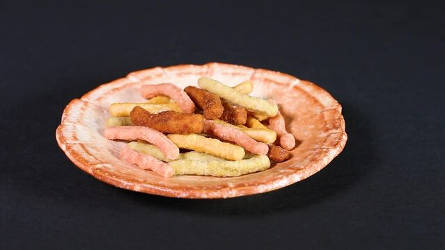 皿に盛ったミックスかりんとう　回転